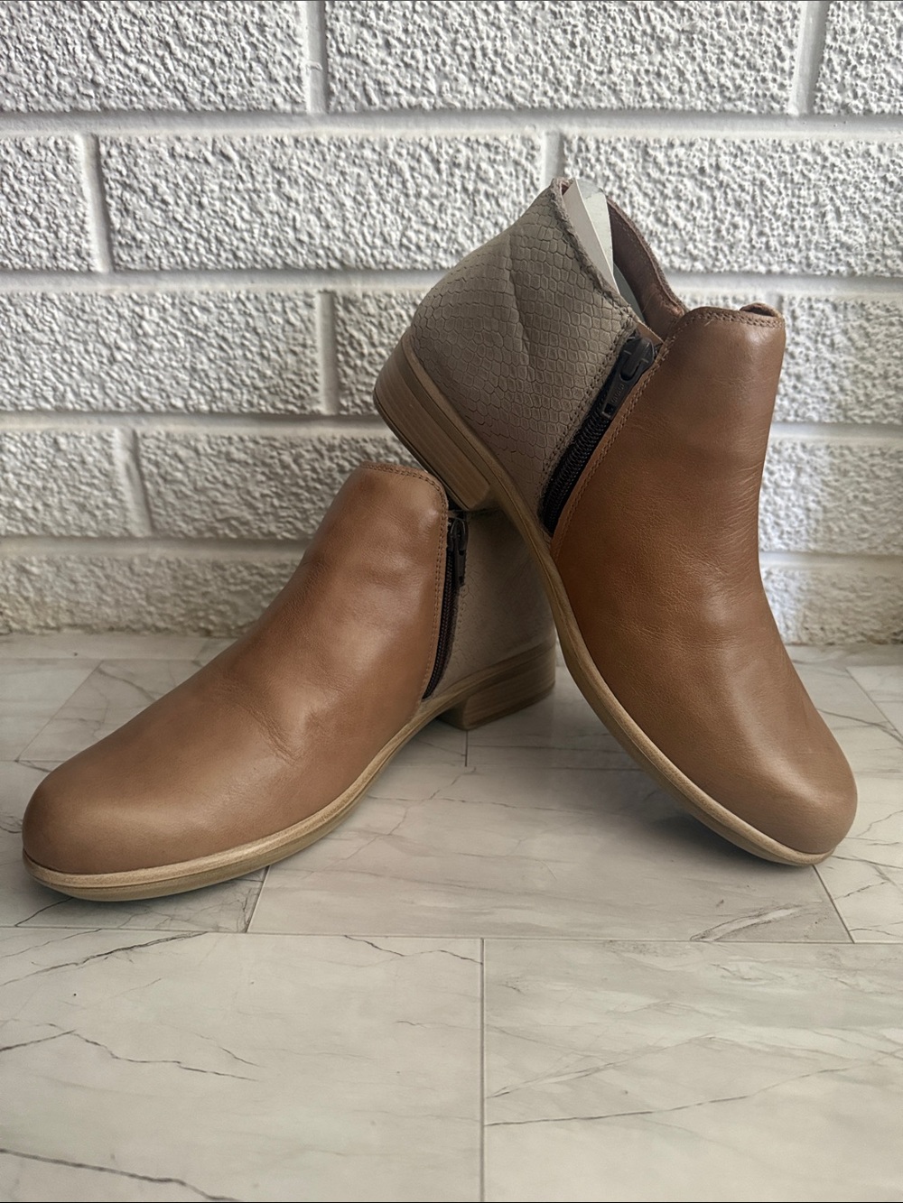 Naot Women's Helm: Arizona Tan/Beige Iguana Nubuck